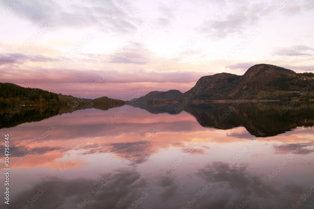 Wundervoller Morgen am Fjord