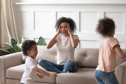 Bilde på lerret Mother suffers from headache because of noise of little children