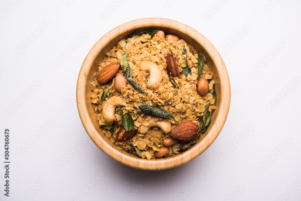 Oats Chivda / Chiwda is a healthy indian recipe with added chilli, peanuts, cashew, almond and curry leaf for flavour. Selective focus Oats Chivda / Chiwda is a healthy indian recipe with added chilli, peanuts, cashew, almond and curry leaf for flavour. Selective focus