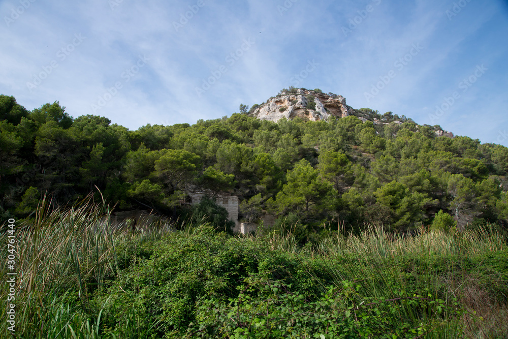 Colline rocheuse proche de Son Bou, station balnéaire à Alaior, Minorque, îles Baléares