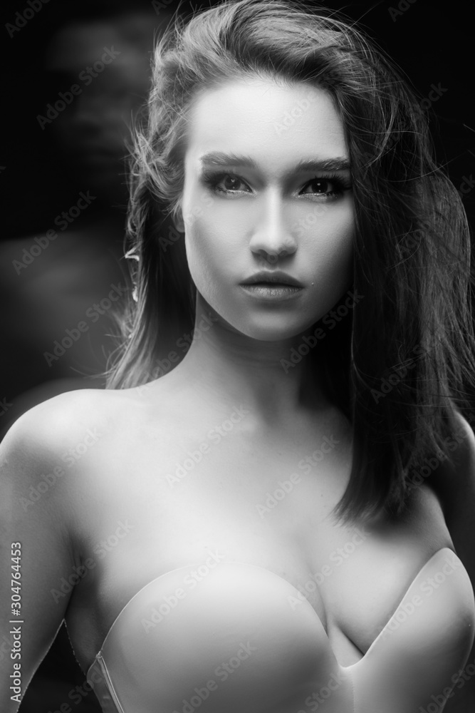 Foto de Beautiful mixed race Asian girl with big breasts, wearing a bra and  jeans, moves and dances in long and multiple exposure. Advertising,  commercial and artistic monochrome black and white design.