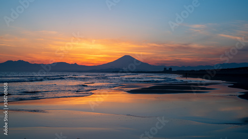 湘南（鵠沼海岸）からの富士山 © Oval Design
