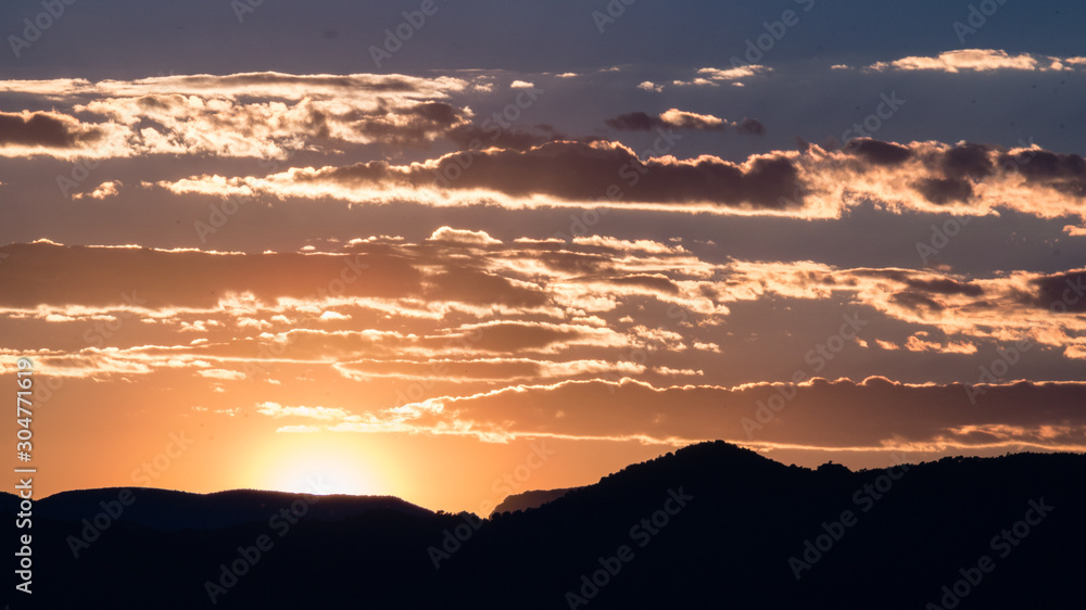 Obraz premium Puesta de sol tras las montañas de la Sierra Calderona, Comunidad Valenciana, España
