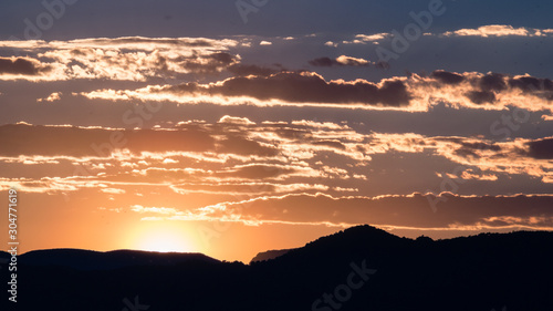 Puesta de sol tras las montañas de la Sierra Calderona, Comunidad Valenciana, España