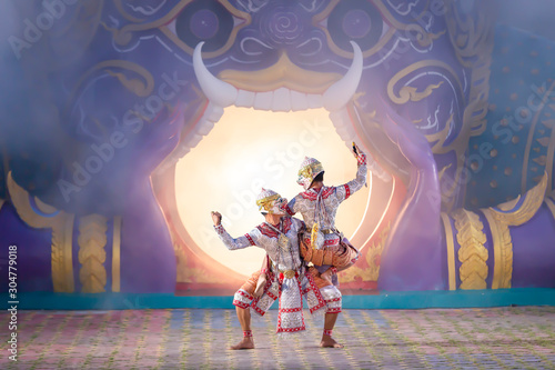 The battle scenes of the Thai pantomime Between the two monkey characters