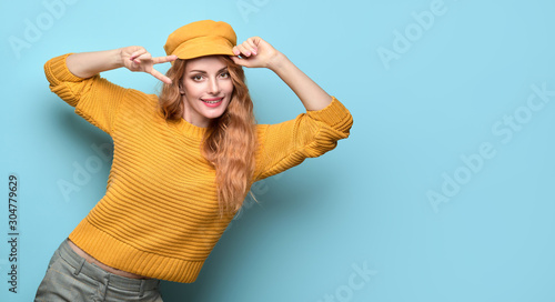 Foto Easy-going Woman happy smiling shows peace sign in Stylish fashion orange colored outfit