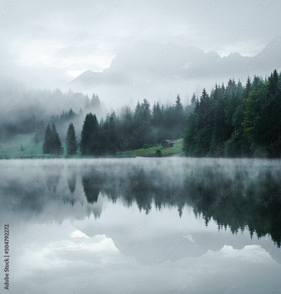 Geroldsee / Wagenbrüchsee bei Garmisch-Partenkirchen mit spiegelden Alpen und Nebel am morgen.