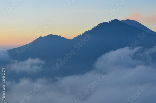 Sonnenaufgang   ber den Wolken mit Bergpanorama 