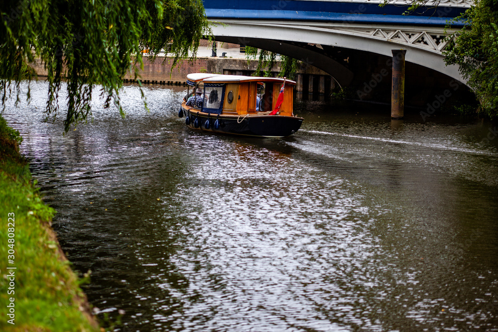 Obraz premium boat on the river in guildford uk