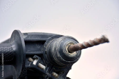 Máquina taladradora con el detalle de una broca puesta