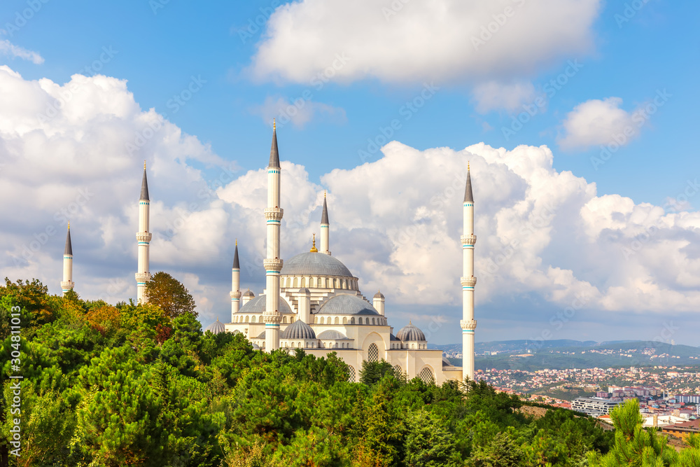 Naklejka premium Camlica Mosque of Istanbul, beautiful side view