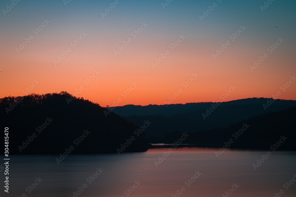 Obraz premium der Rursee an einem herbstlichen Abend bei Schwammenauel