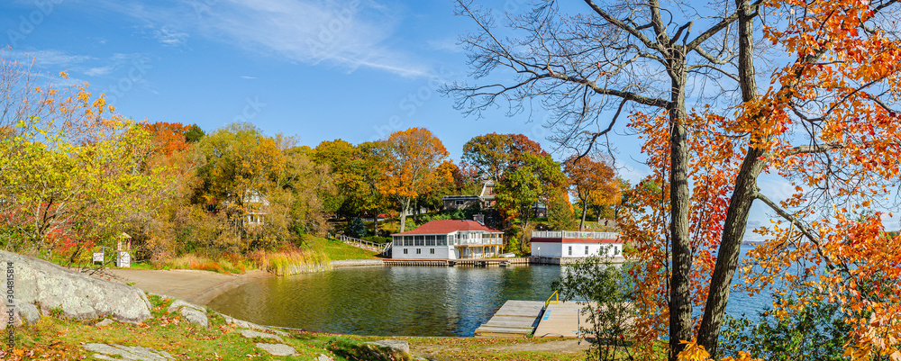 Obraz premium Panoramic Grouping of cottages in a small bay on a fall day.