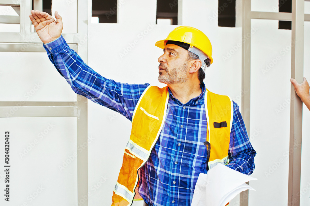 Fotografie Architect in hardhat and vest