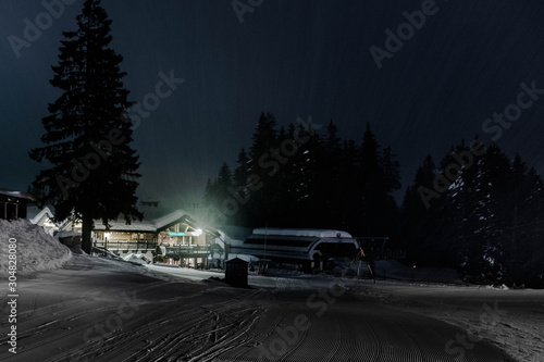 Nächtliches Schneetreiben auf der Skipiste photo