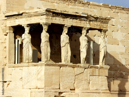 Die Karyatiden des Erechtheions der Akropolis im Sommer bei wolkenlosem Himmel