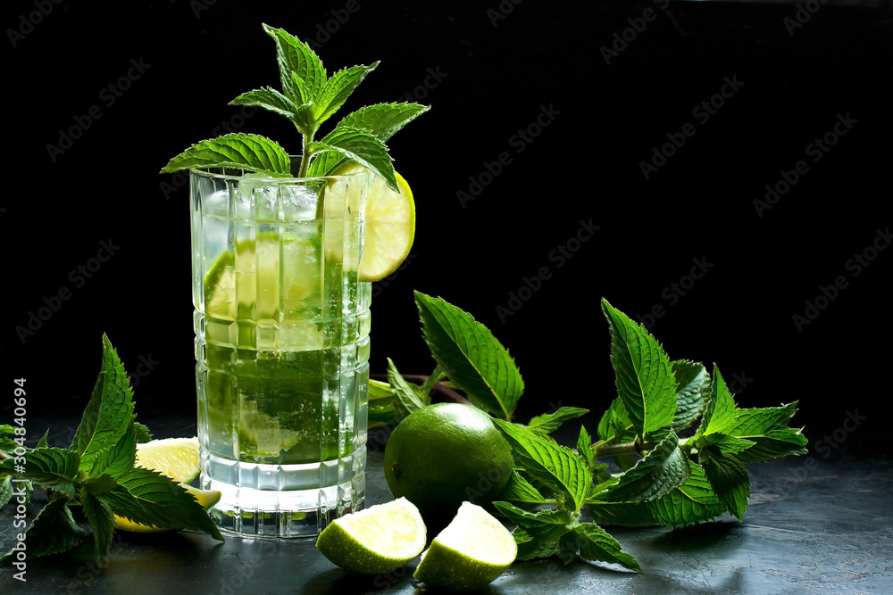 Fototapeta premium Tradition summer exotic drink with lime, mint and ice