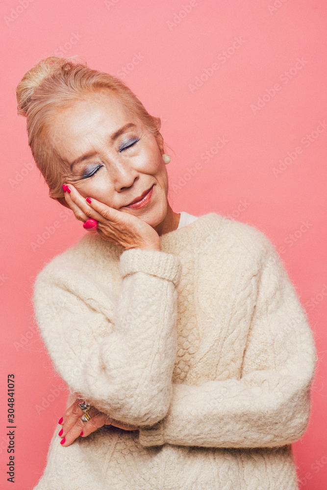 座ったシニア女性のポートレート