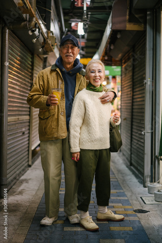 東京のエネルギッシュなシニア夫婦 photo