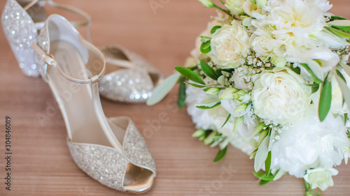 Bouquet de fleurs de la mariée et ses chaussures