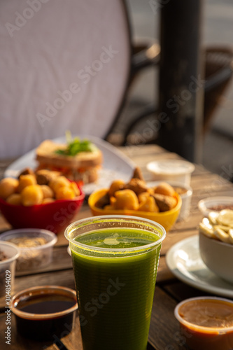 Lanche com suco verde, Açaí