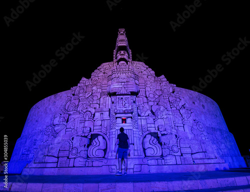 Картината върху платно Tourist admiring the Monument to the Fatherland at night, Yucatan, Mexico