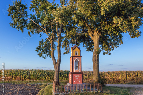 Fototapeta Naklejka Na Ścianę i Meble -  Roadside chapel on the crossroads in rural area of Nowe Miasto County in Poland