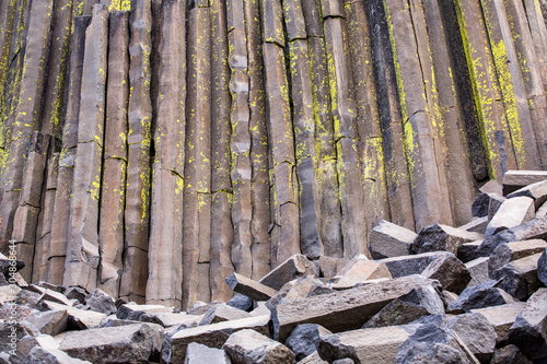 Photo Broken column in perfect hexagonal shape at the base of the Devils Postpile basalt cliffs of California