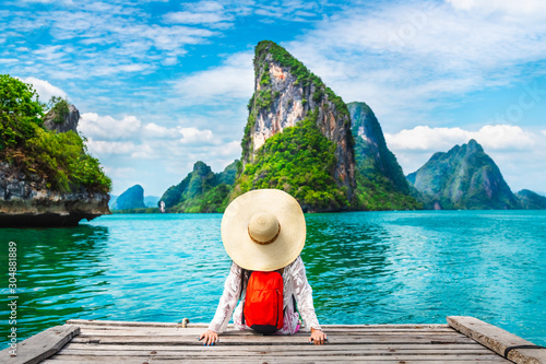 Fotografia Traveler woman looking amazed nature scenic landscape tropical island Phang-Nga