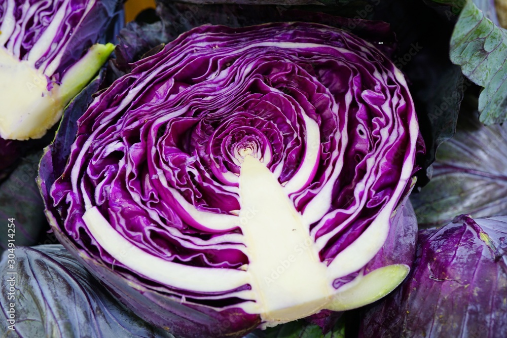 Obraz premium Red cabbage cut in half at a farmers market
