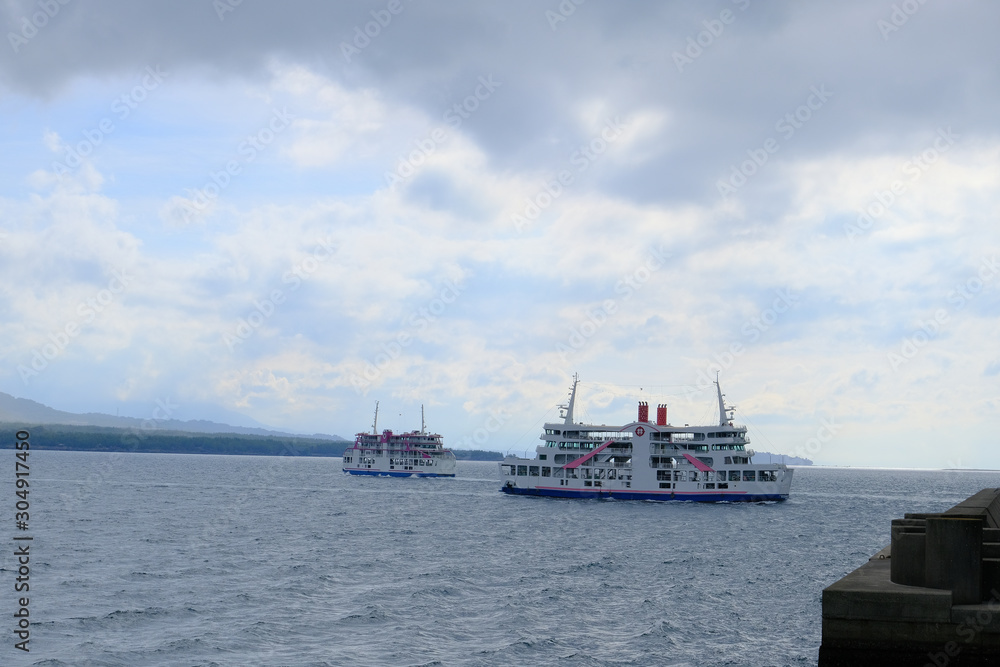 すれ違う2隻の桜島フェリー