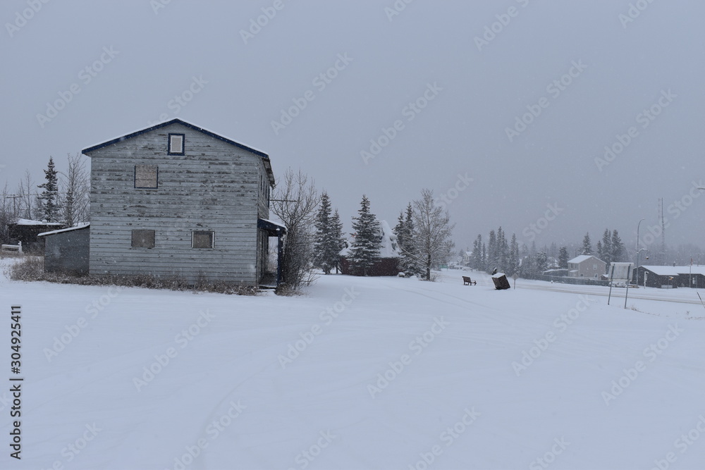 casa en invierno rodeada de nieve casa en invierno rodeada de nieve