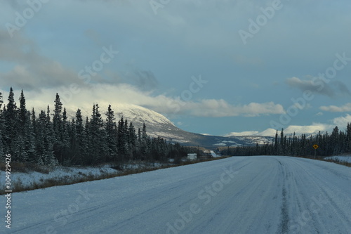 carretera nevada con montaña