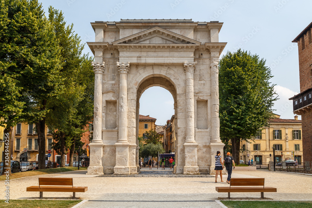 Obraz premium VERONA / ITALY - JULY 2015: Ancient Roman Triumphal arch in the historic centre of Verona, Italy