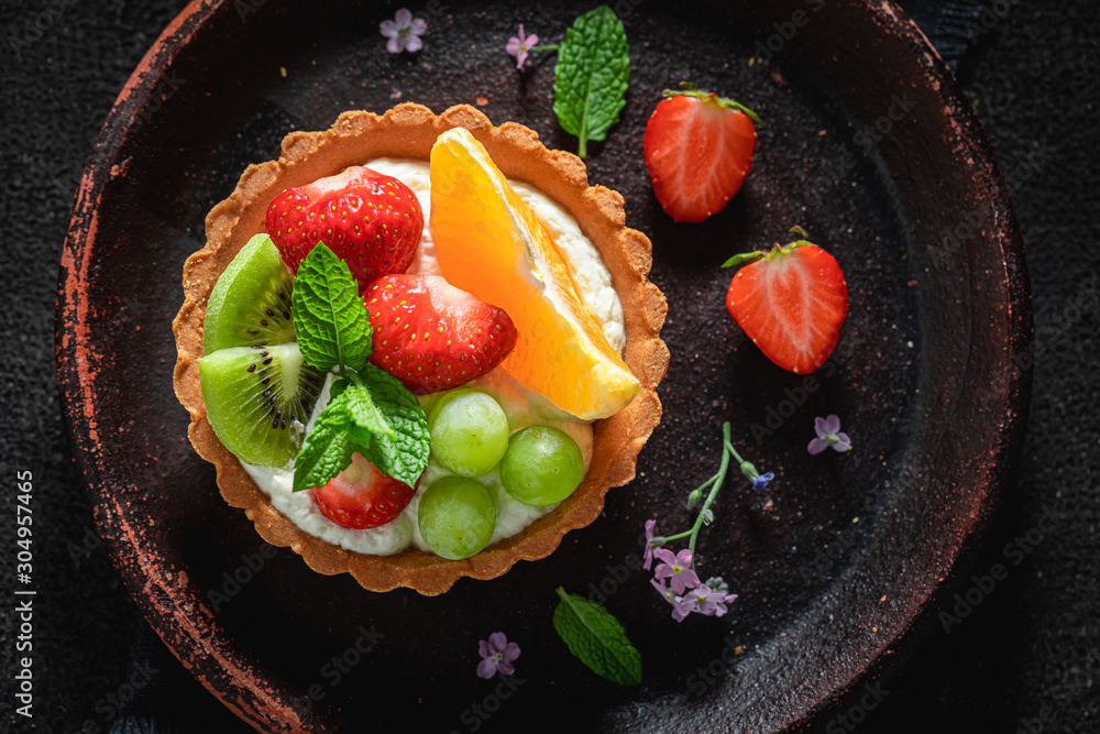 Top view of mini tart with summer fruits and cream - obrazy, fototapety, plakaty 