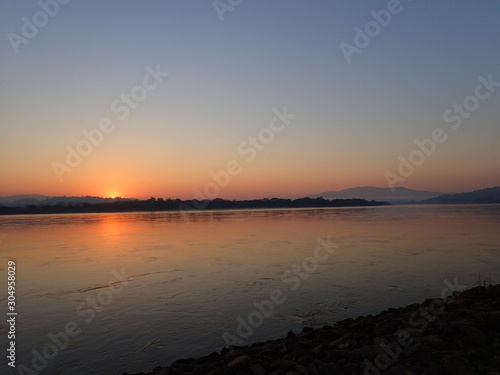 国境のメコン川の朝焼け © nori