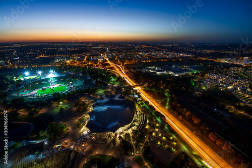 Fotografie Blick vom Olympiaturm auf München bei Nacht