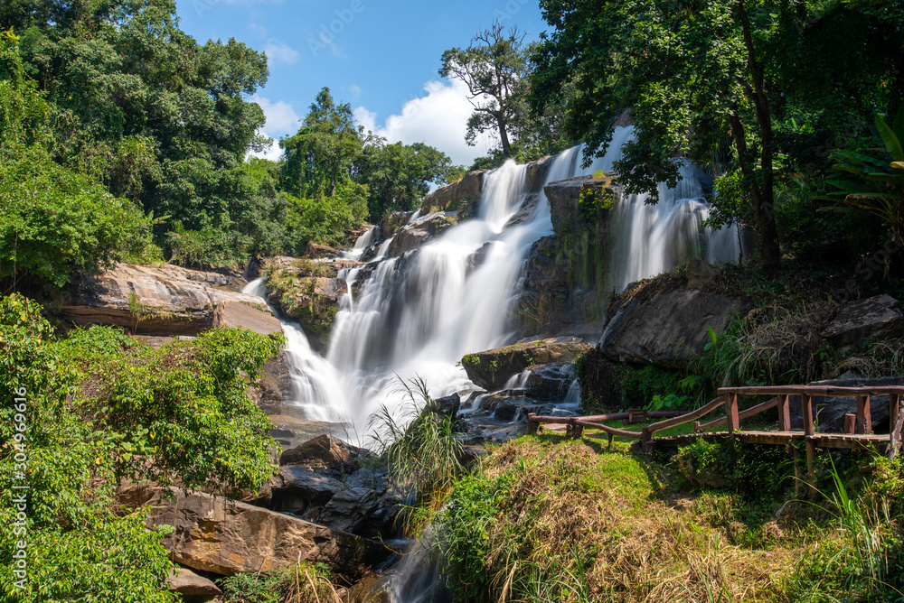 Obraz premium Beautiful landscape view of waterfall in Thailand with blue sky