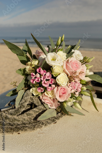 Brautstrauß mit Eukalyptus und Rosen in rosé Stock-Foto | Adobe Stock