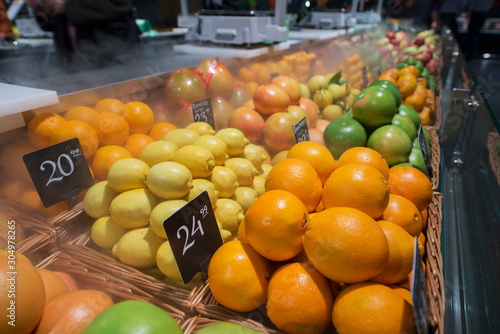 Fototapeta Naklejka Na Ścianę i Meble -  citrus in the store
