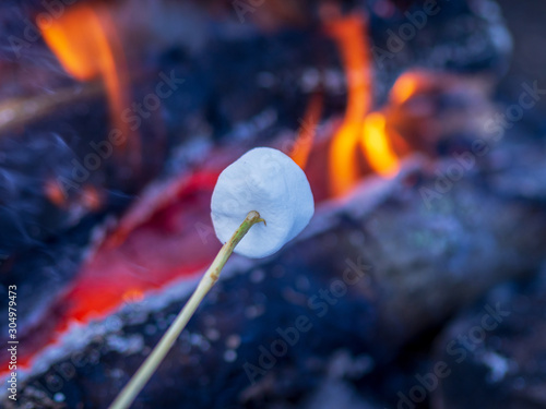 Marshmallow on skewers is fried at the stake..