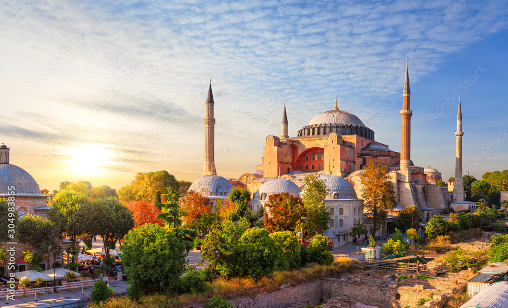 Naklejka premium Hagia Sophia, dawna katedra i meczet osmański, słynne miejsce do odwiedzenia w Stambule