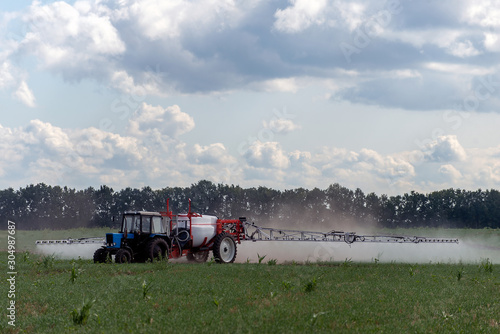 Ukraine, the tractor makes fertilizer