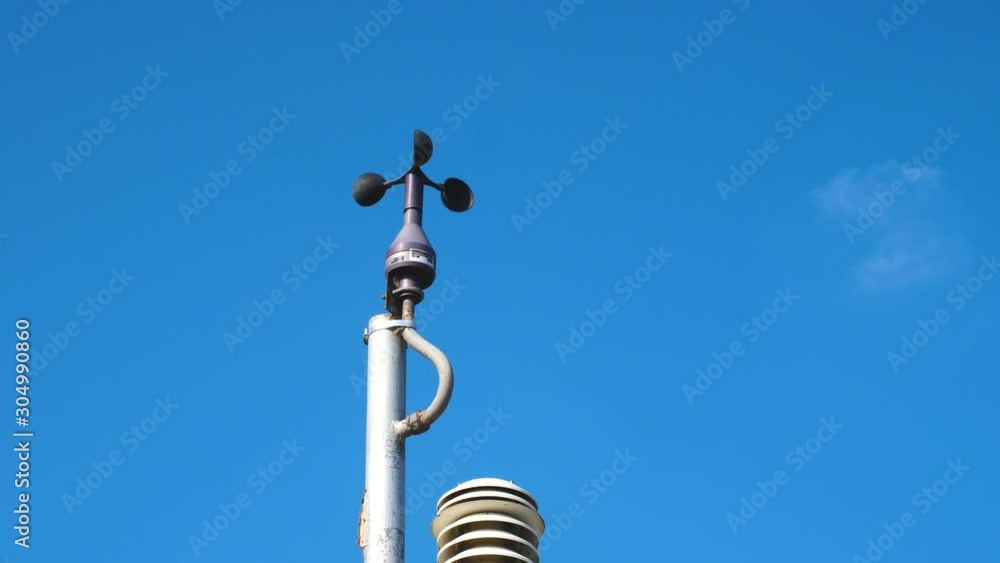 Wind force meter that is rotating along the current that blows through. Wind force meter that is rotating along the current that blows through.