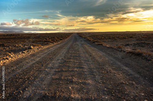 Billede på lærred camino tierra atardecer desierto arena