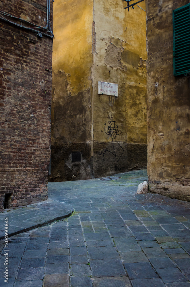Fototapeta premium Un vicolo del centro storico di Siena