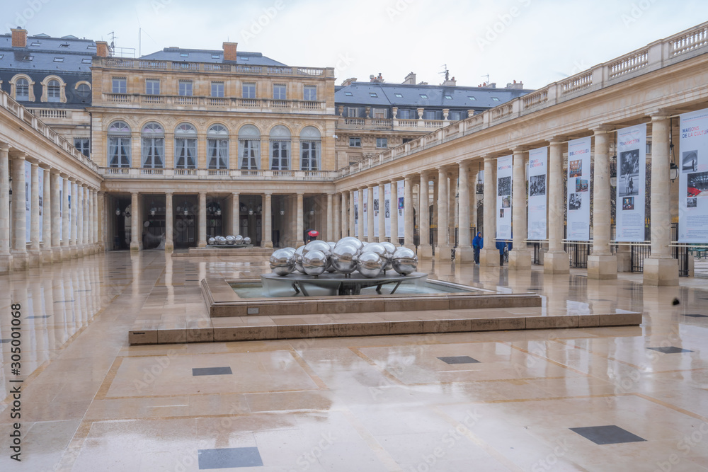 Obraz premium Paris, France - 11 23 2019: Royal Palace