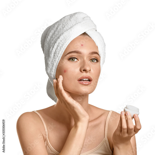 Portrait of young woman wit...