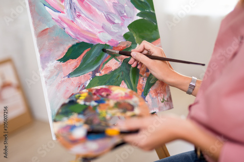 Cuadro en lienzo art, creativity and inspiration concept - female hands with paintbrush painting