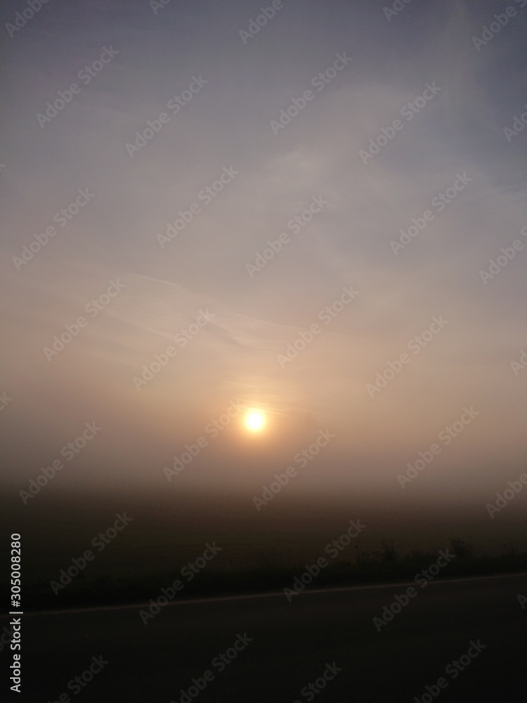 Fototapeta premium Die Sonne kämpft mit dem Hochnebel